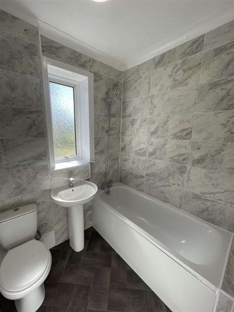 23 Highthorne Crescent Bathroom.jpeg