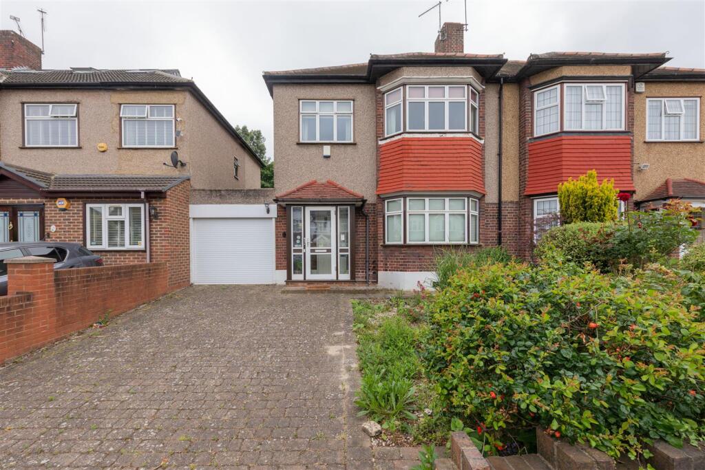 South View Drive, E18