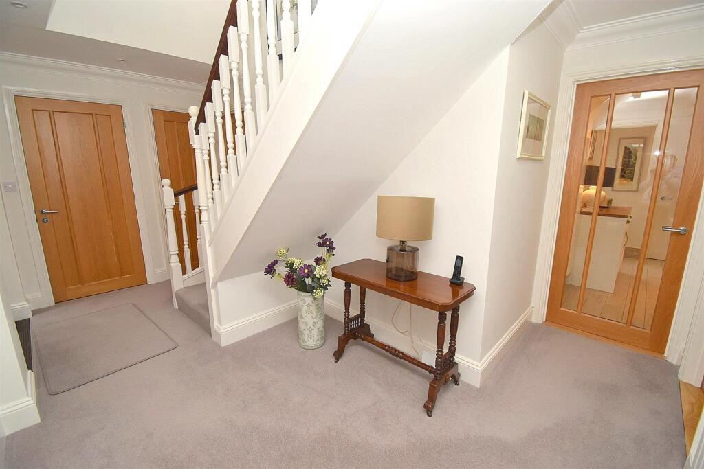 ENTRANCE HALL 2.JPG