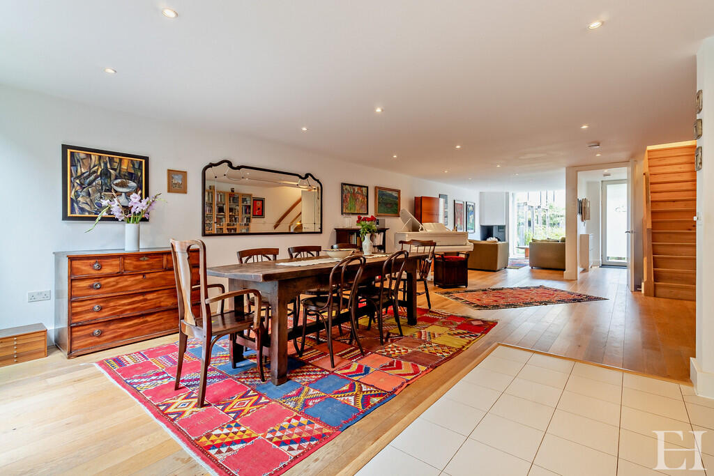 8646083-interiorW...