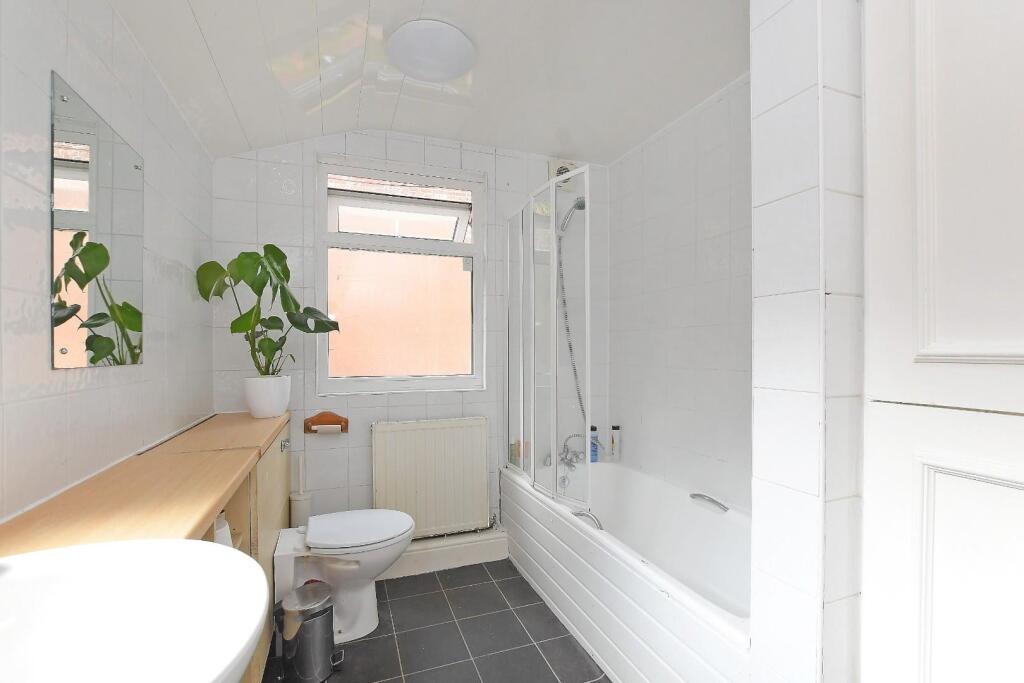 280 Crookesmoor Road - main bathroom.jpg