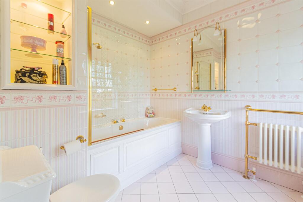 En-Suite to Bedroom