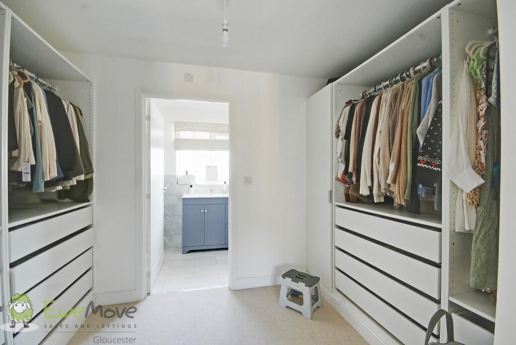 Master Bedroom Suite - Walk Through Wardrobe 