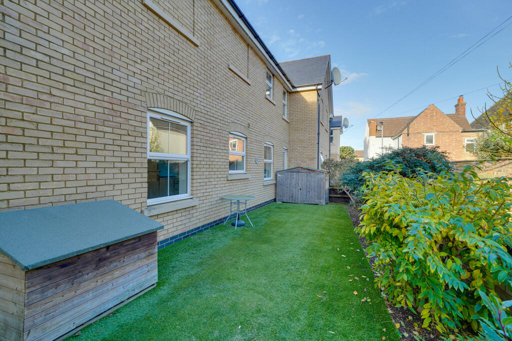 11 Woodlands Cour...