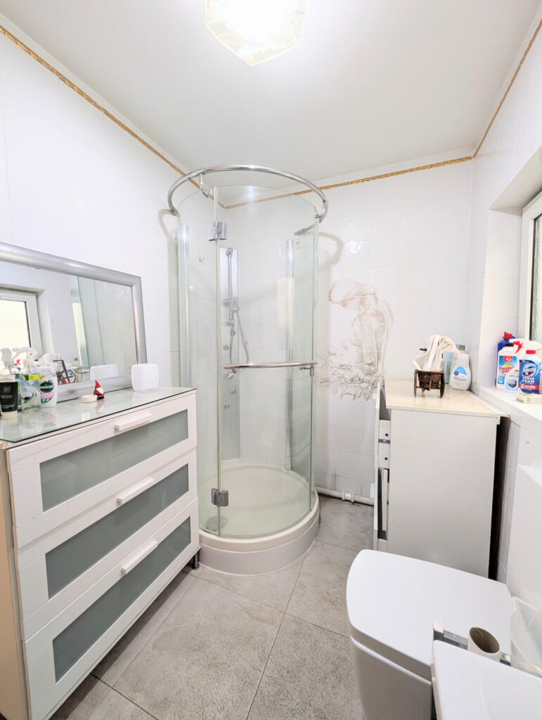 Family Shower Room 1