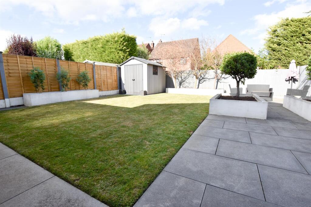 ENCLOSED REAR GARDEN