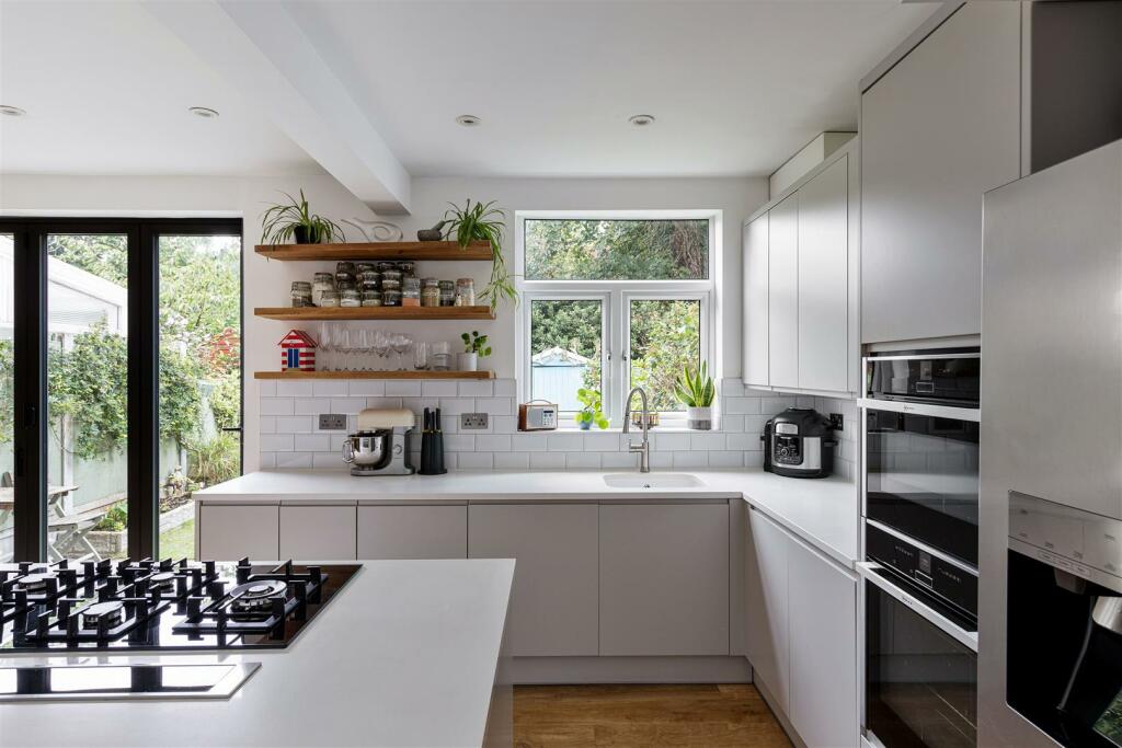 92 Cavendish Drive, E11