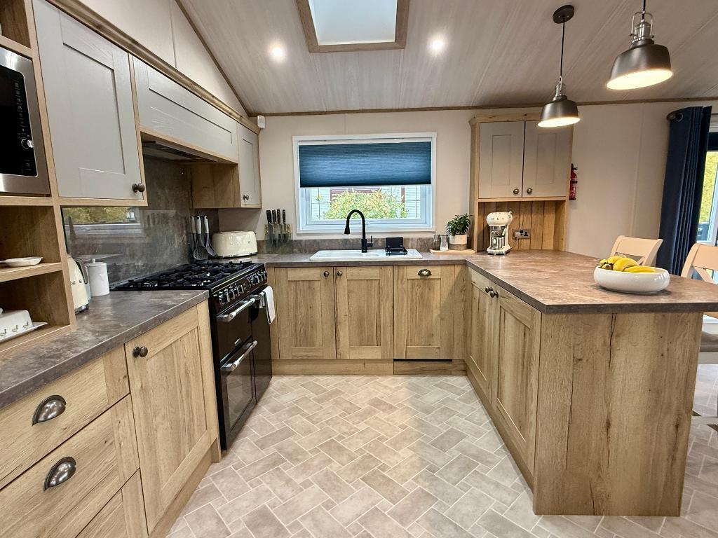 Fully fitted kitchen.