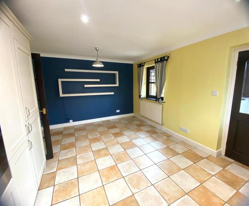 Kitchen 2.jpeg