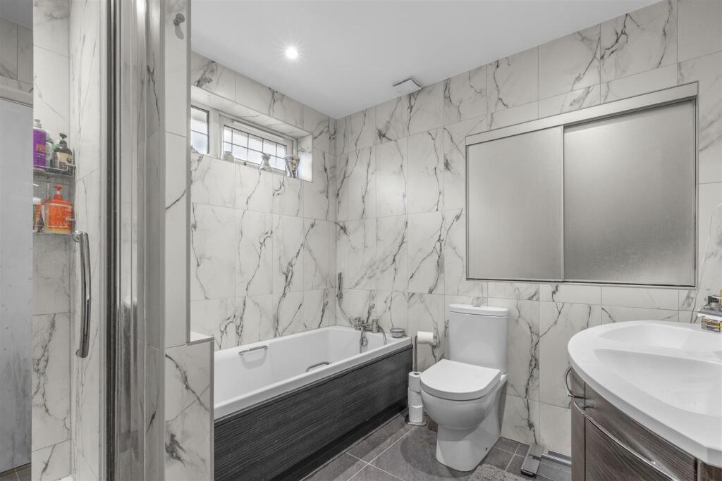 25 Marlow Rd, HP11 1TA-12.jpg