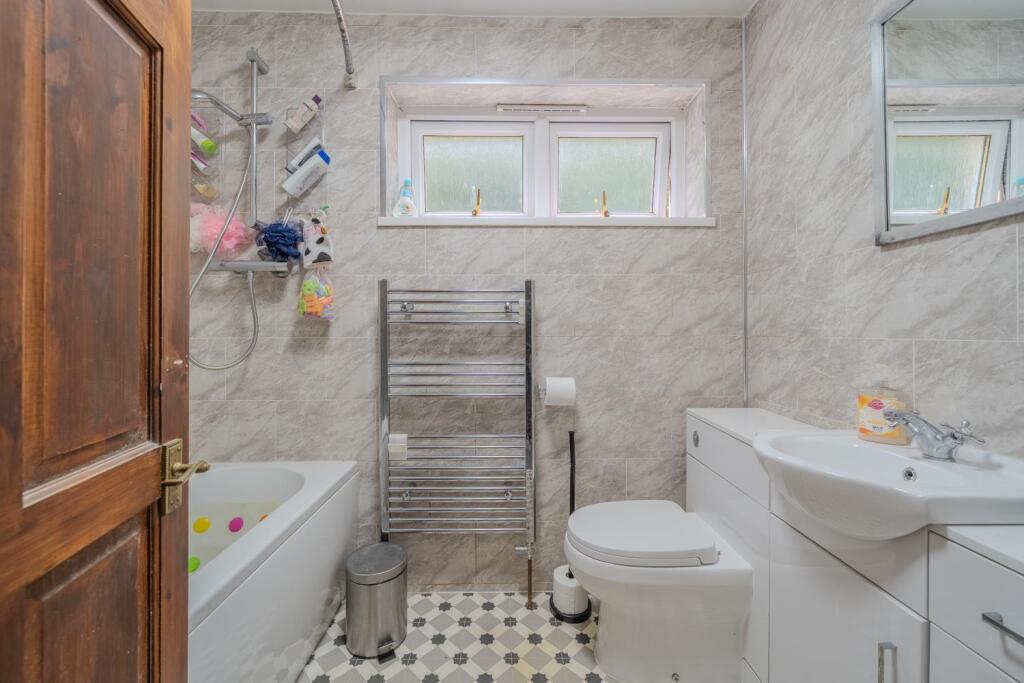 14 Neath Court-4.jpg