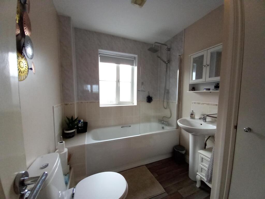 71 Watkins Way Bathroom.jpg