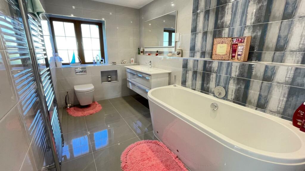 FEATURE TILED 3-PIECE BATHROOM