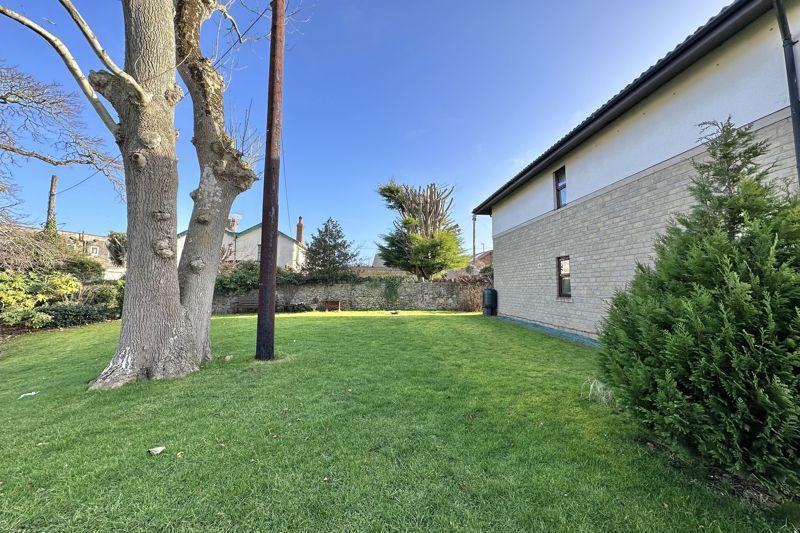 Communal Gardens to Front