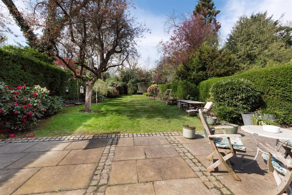 D0341 88 kingsley way gdn2.jpg