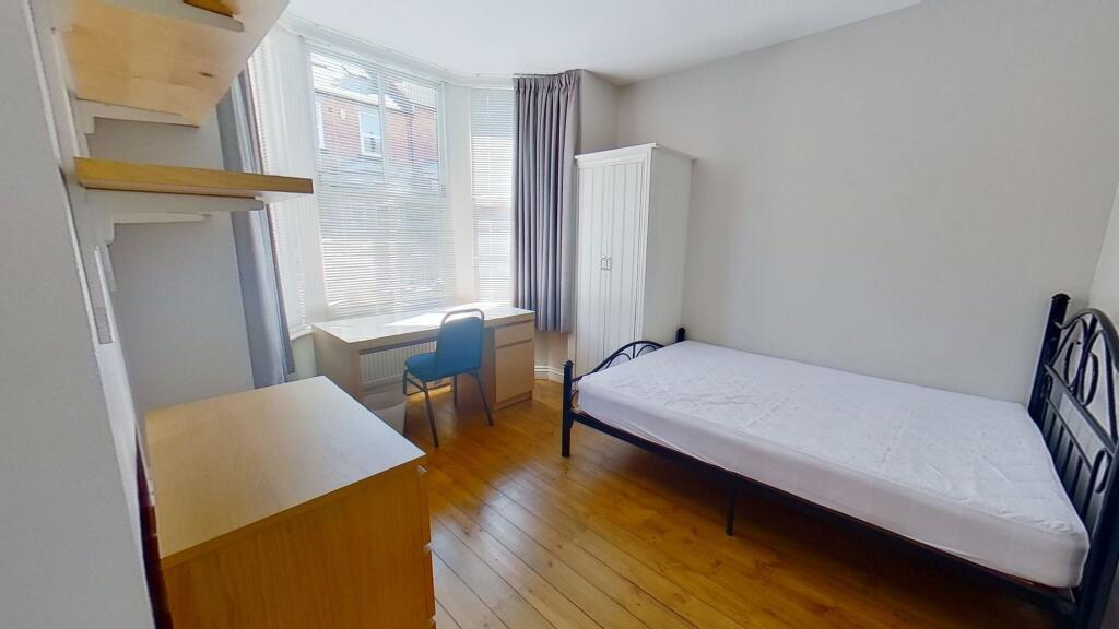 Bright single bedroom with large bay window, wo...