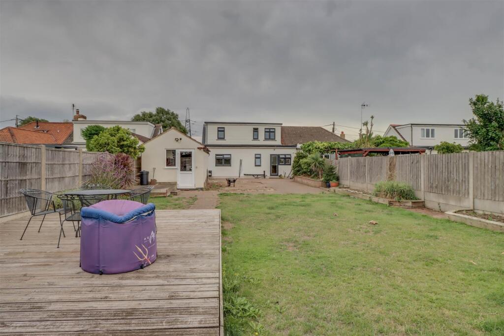 20 FANTON WALK WICKFORD INSIDE-16.jpg