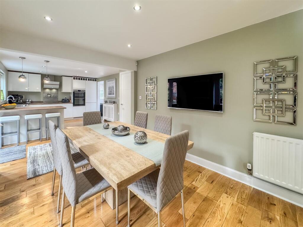 BREAKFASTING KITCHEN