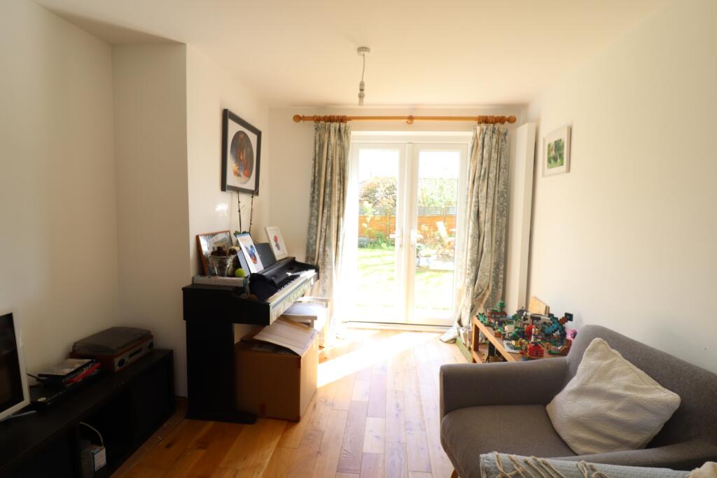 25 Engaine drive lounge 2