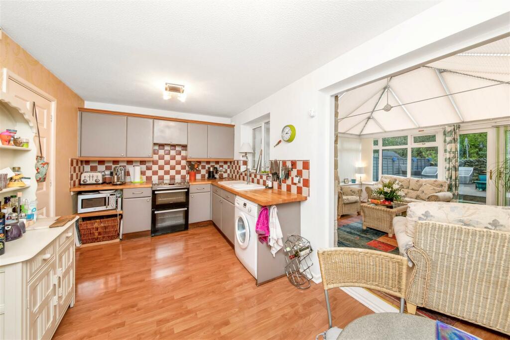 OPEN-PLAN DINING KITCHEN