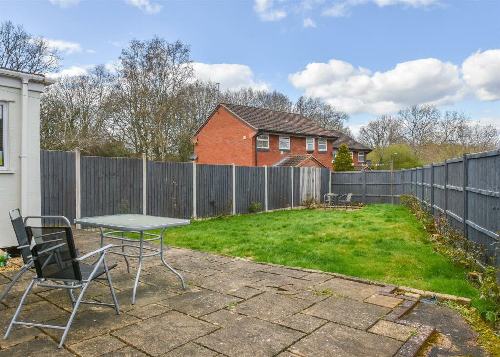 37 The Longlands - Garden 1.jpg