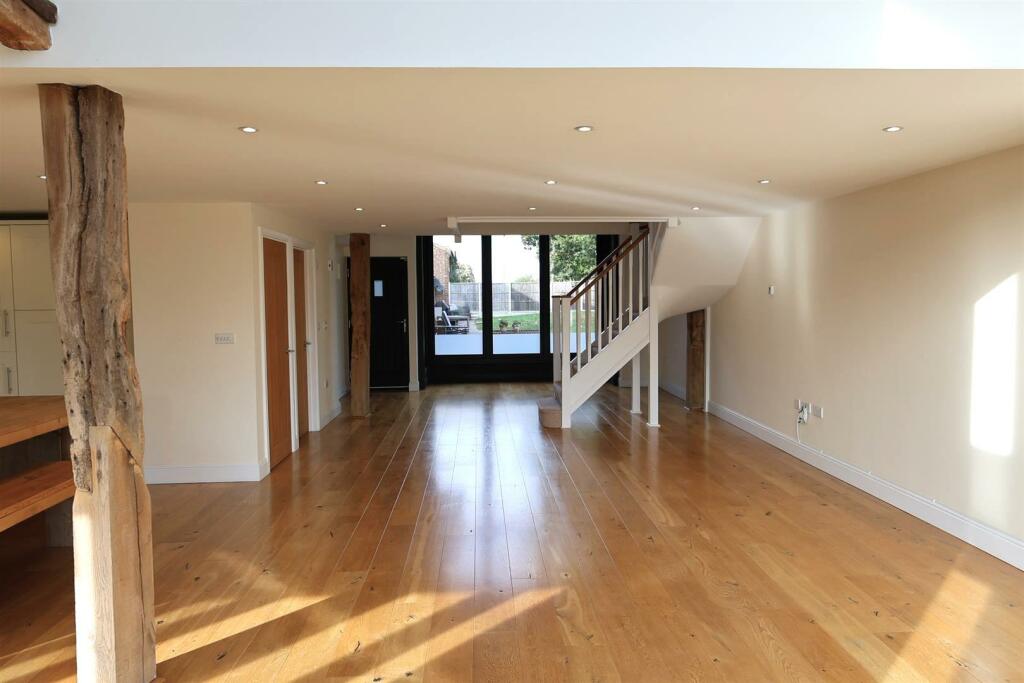 OPEN PLAN RECEPTION