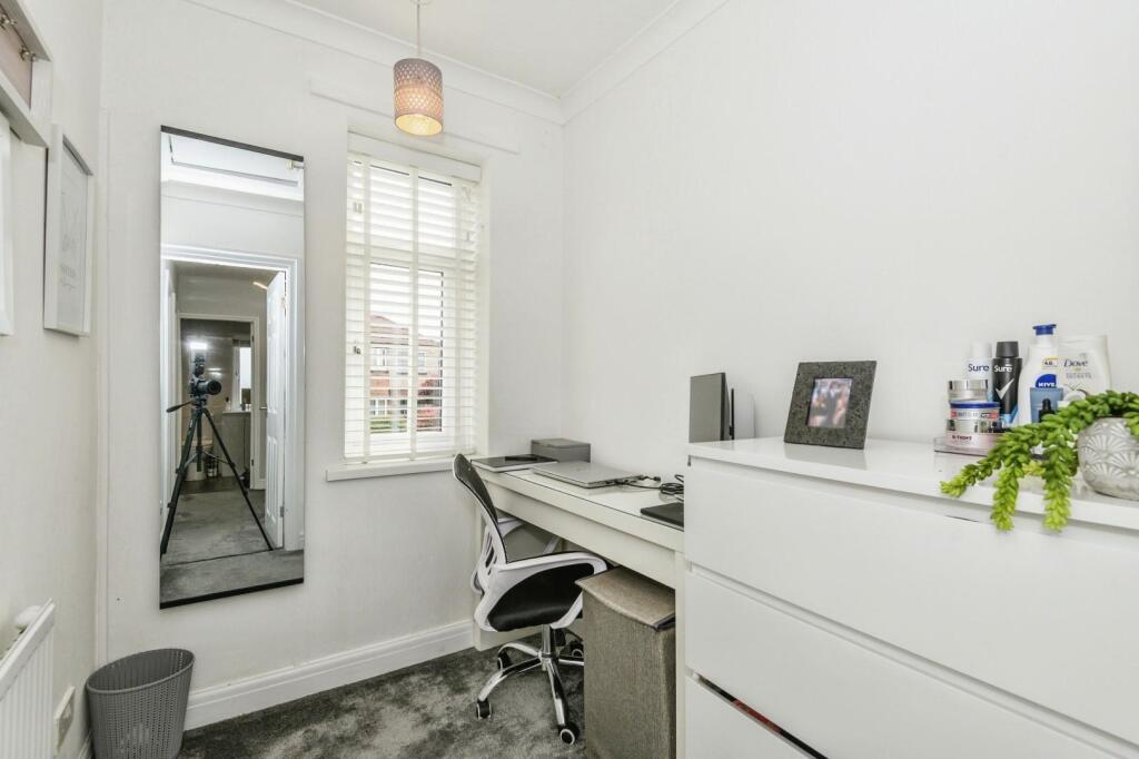 BEDROOM/HOME OFFICE