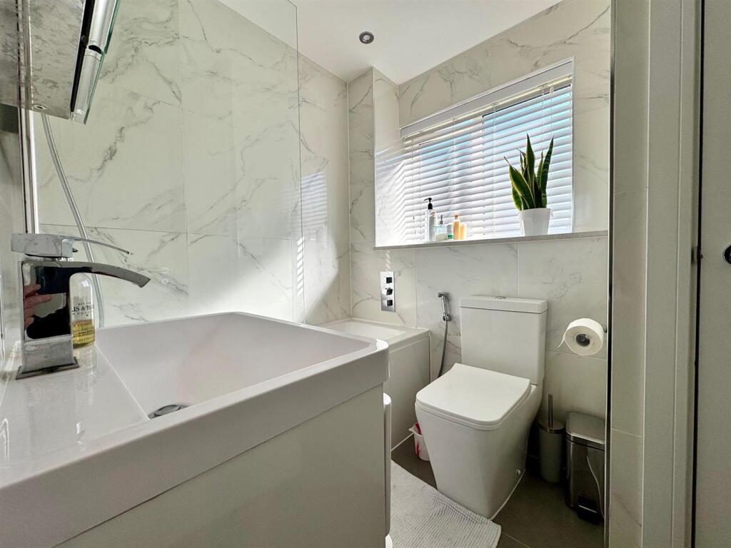 Bathroom 2.jpg