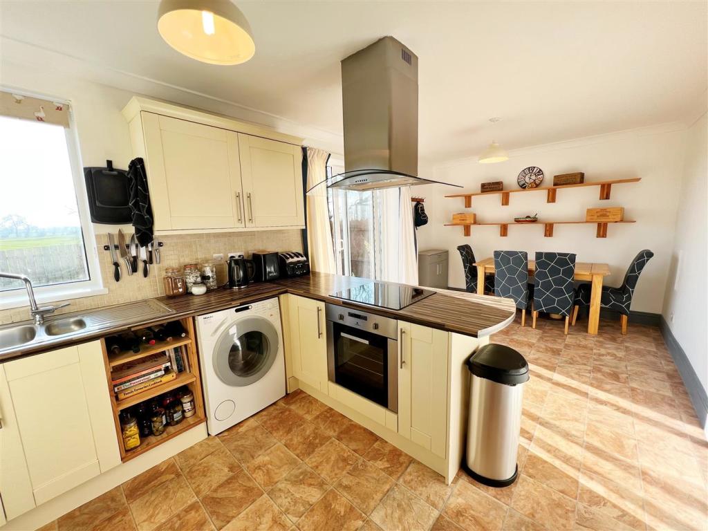 Kitchen Diner 1.jpg