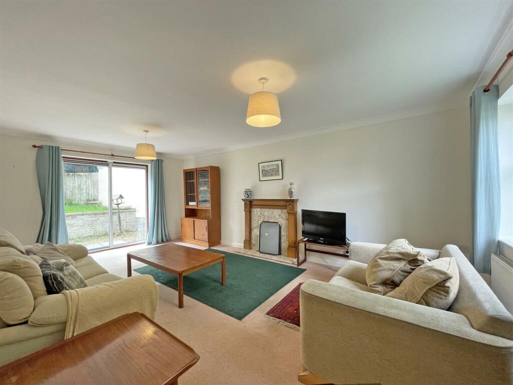 Aberdeen Avenue 67 - Lounge.jpg