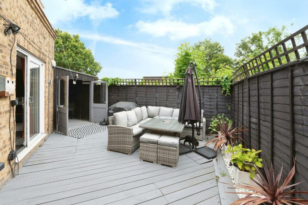 35shirleygardensbasildonss131ba-9.jpg