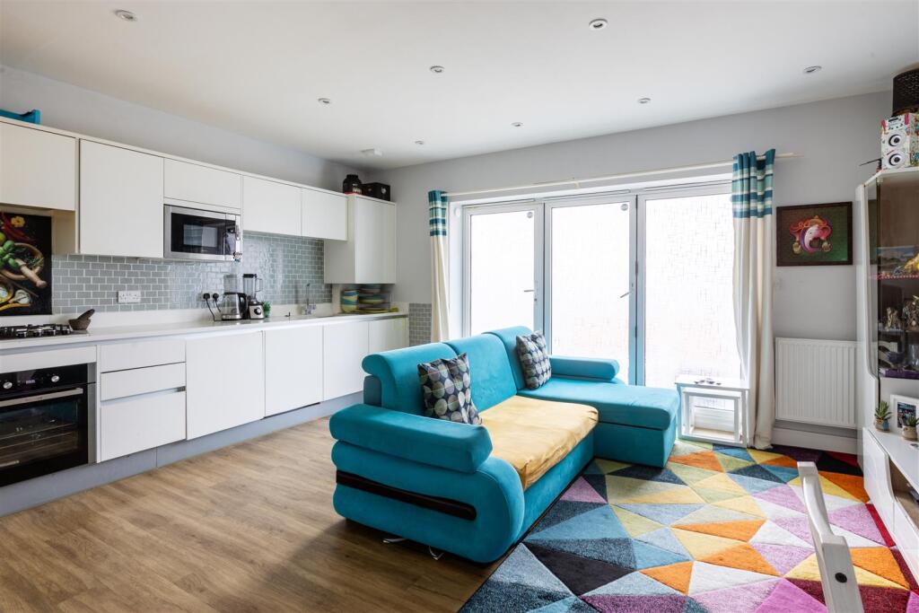 Flat 4 Heronsgate Court-8.jpg