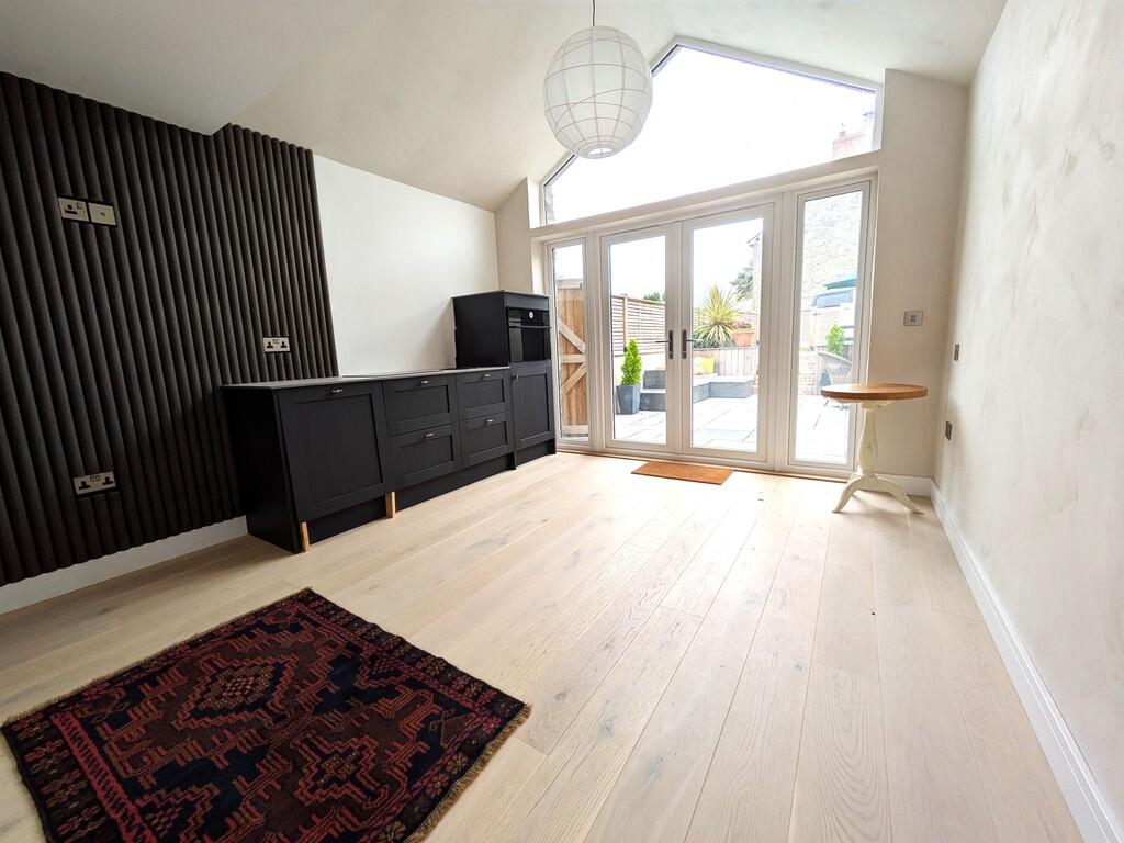 LOUNGE KITCHENETT...