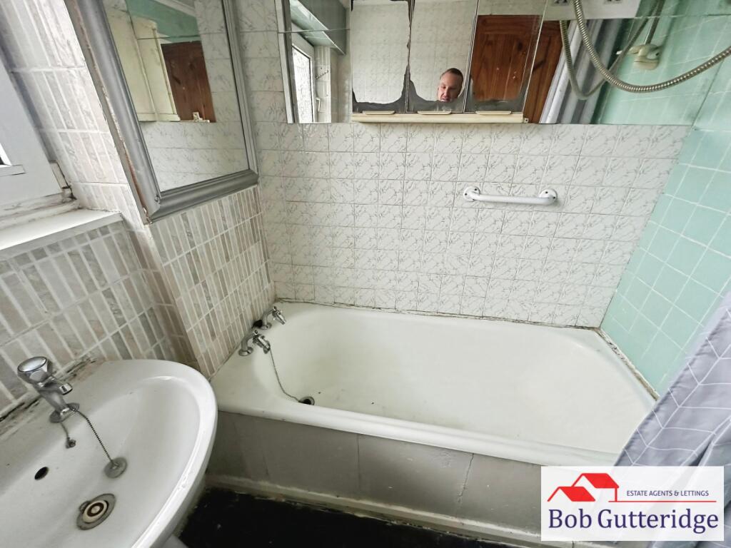 FIRST FLOOR BATHROOM