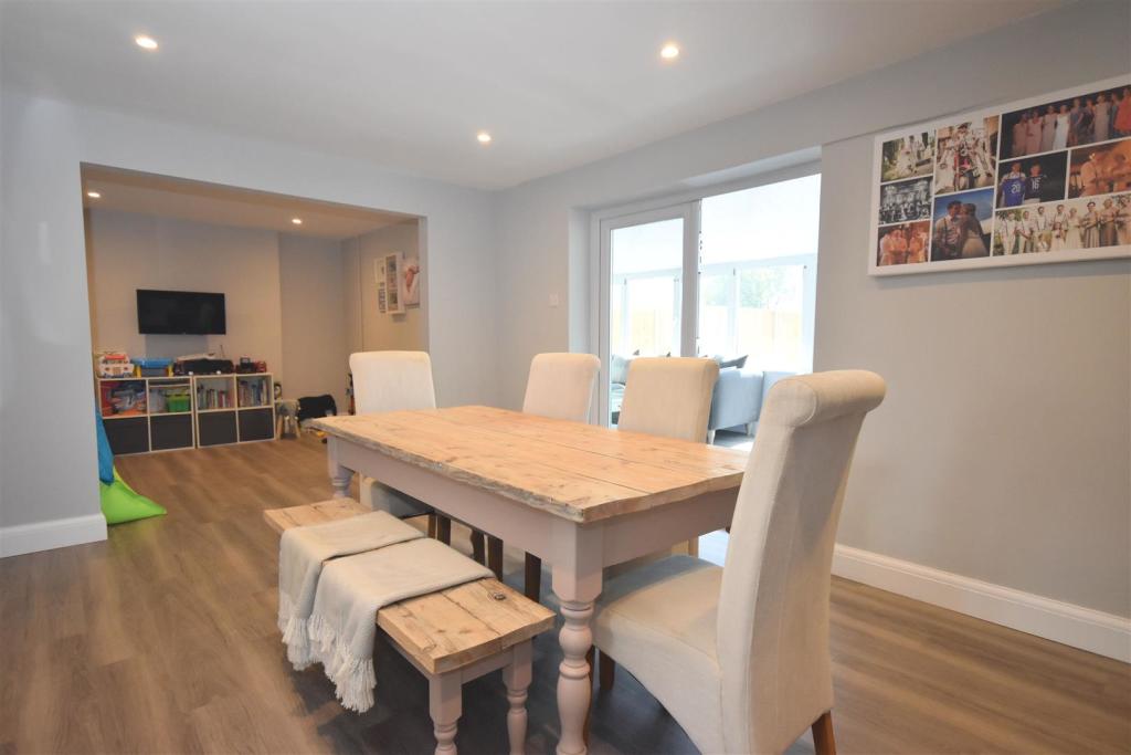 Dining room 1.jpg