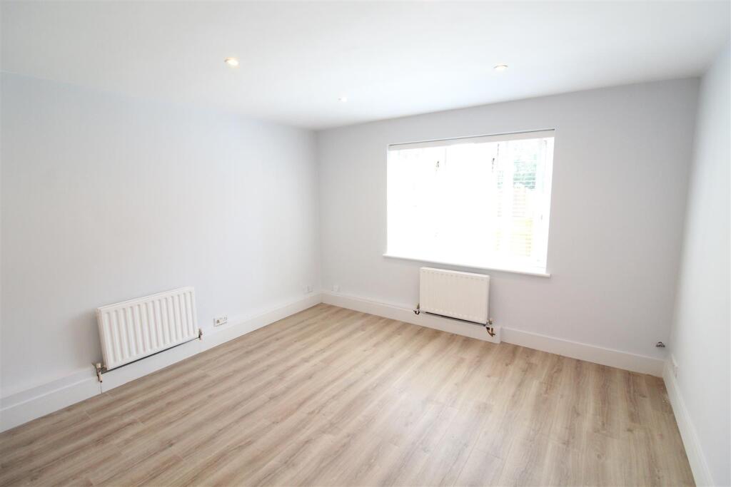 St Georges Court - Living Room - 1.jpg