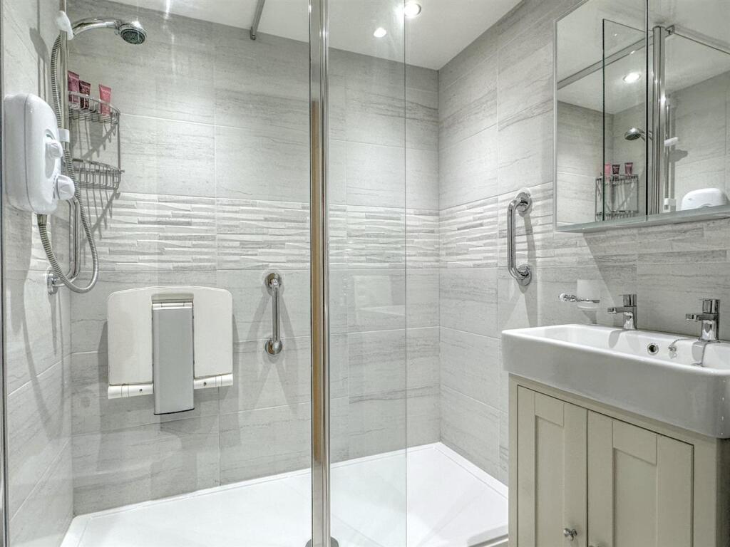 SHOWER ROOM/WC