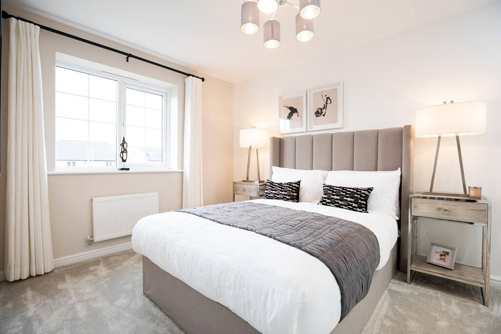 The main bedroom features an en suite shower room