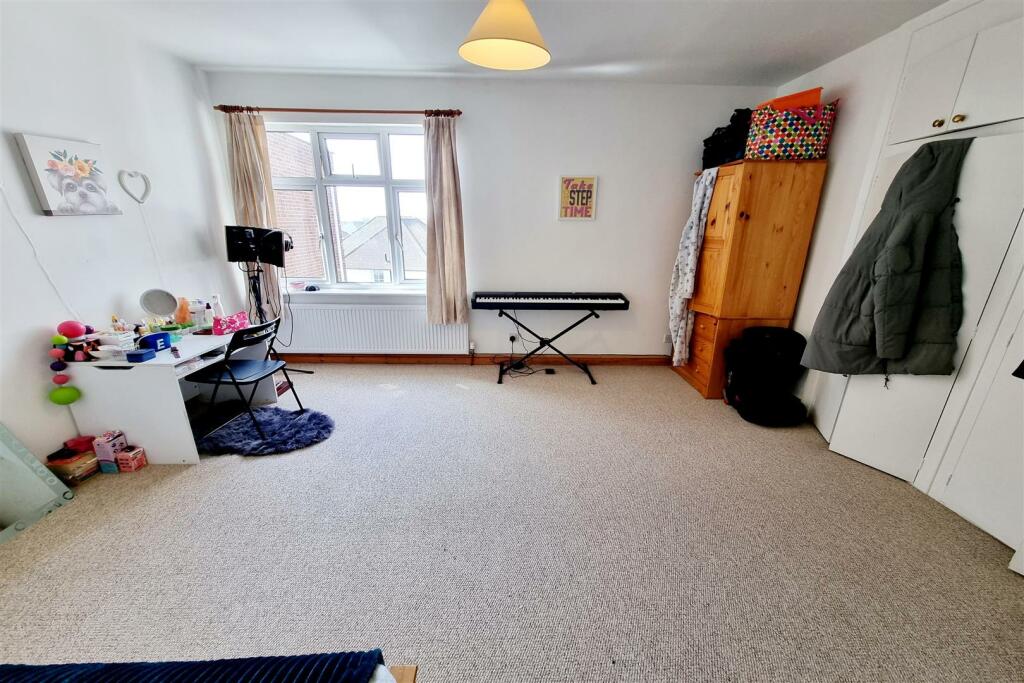BEDROOM 1 PIC 2