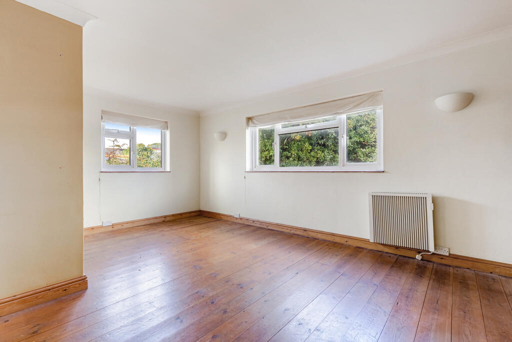 A11 - 4 Greenbanks, slapton - 251028