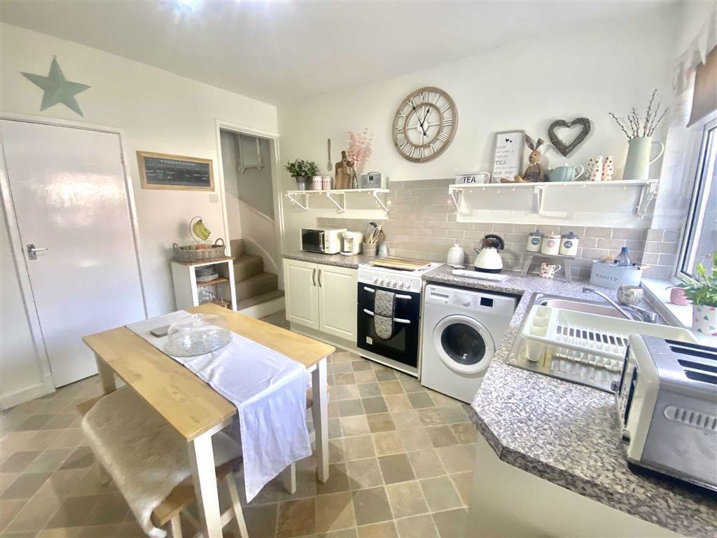 Modern breakfast kitchen / dining room (rear)