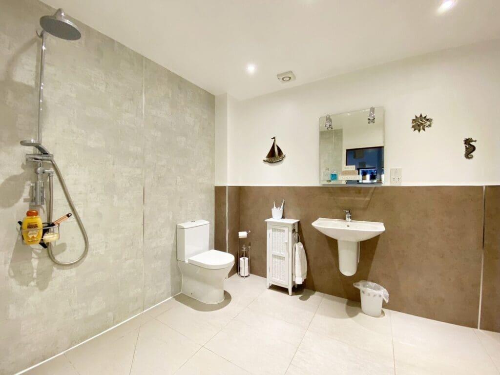 EN-SUITE SHOWER ROOM