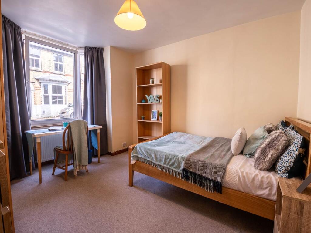 28Guildford_studenta