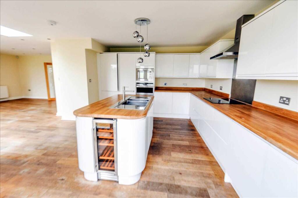 KITCHEN / DINING /