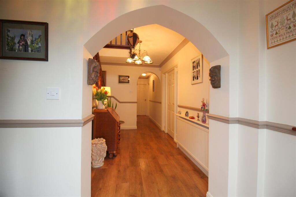 Westwood Mews, 2, hallway.JPG