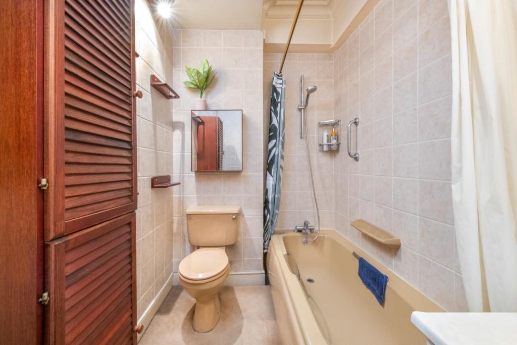 bathroom (1).jpg