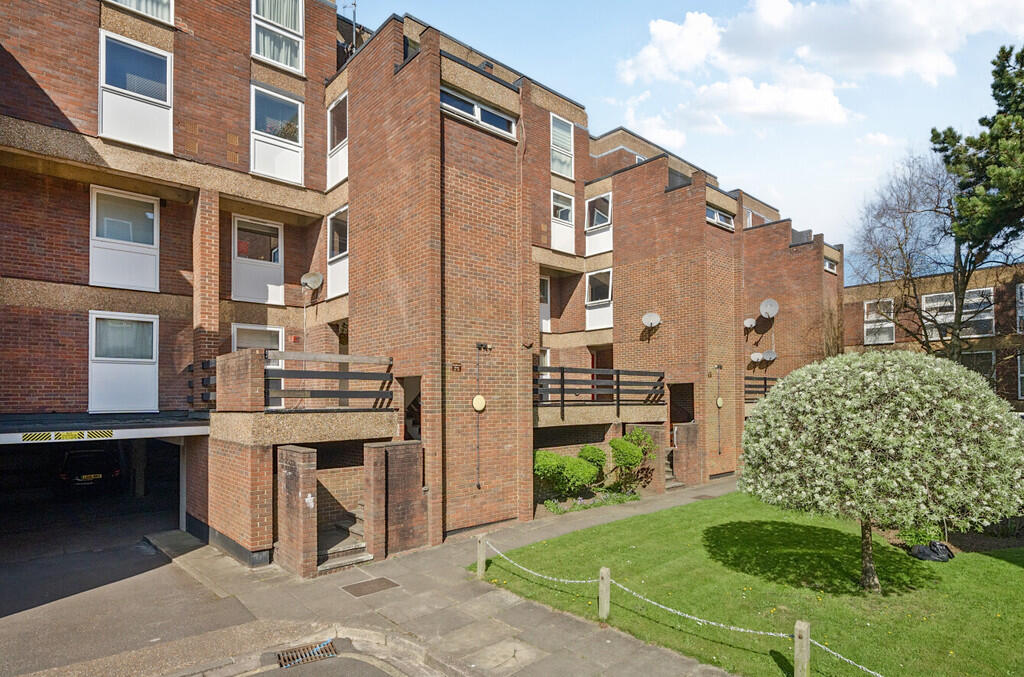 COMMUNAL GROUNDS