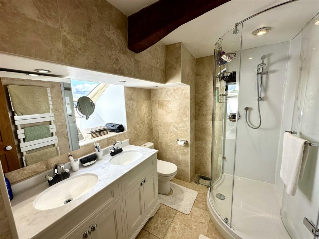 EN-SUITE SHOWER ROOM
