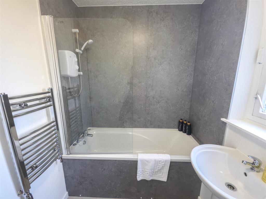 15 - Bathroom 1.jpeg