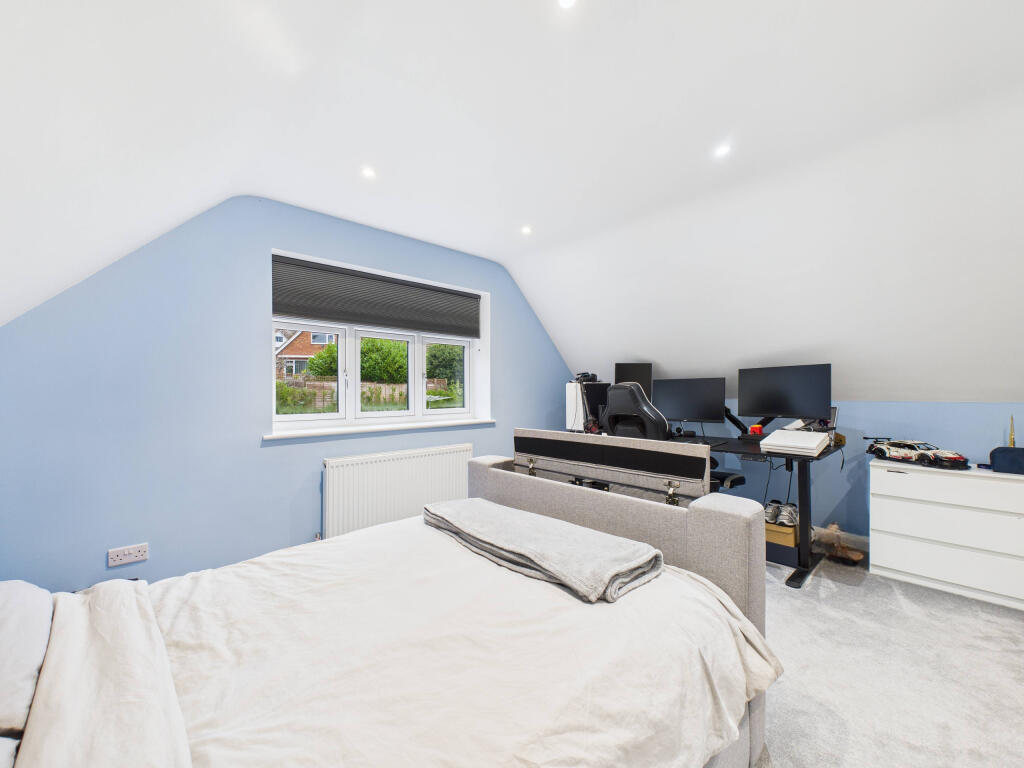 CAM01984G0-PR0530-STILL014